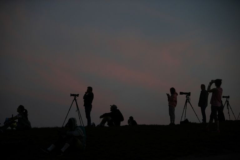 آخر قمر عملاق في عام 2020 بعيون المصورين