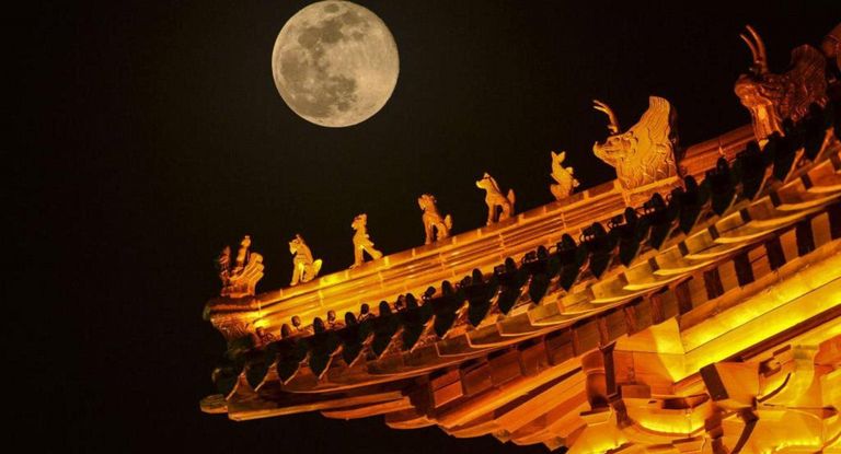 آخر قمر عملاق في عام 2020 بعيون المصورين