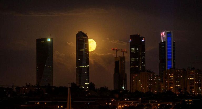 آخر قمر عملاق في عام 2020 بعيون المصورين