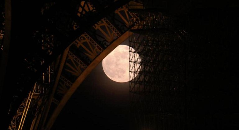 آخر قمر عملاق في عام 2020 بعيون المصورين