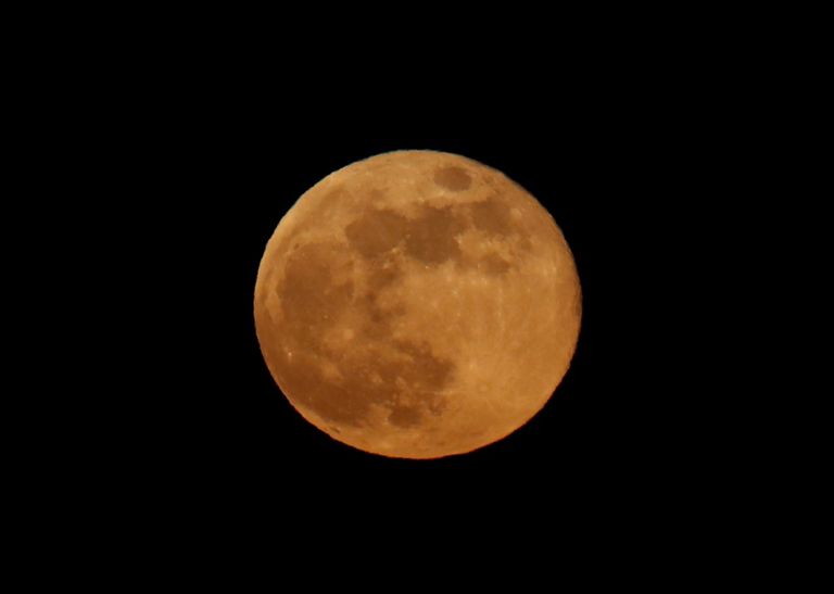 آخر قمر عملاق في عام 2020 بعيون المصورين