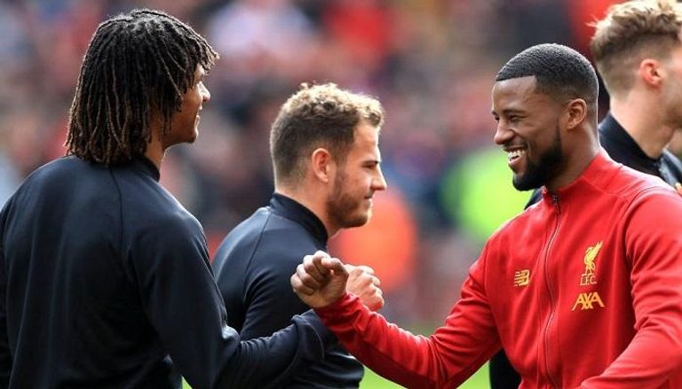 المصافحة بين لاعبي الدوري الإنجليزي لاعبو ليفربول - أرشيفية