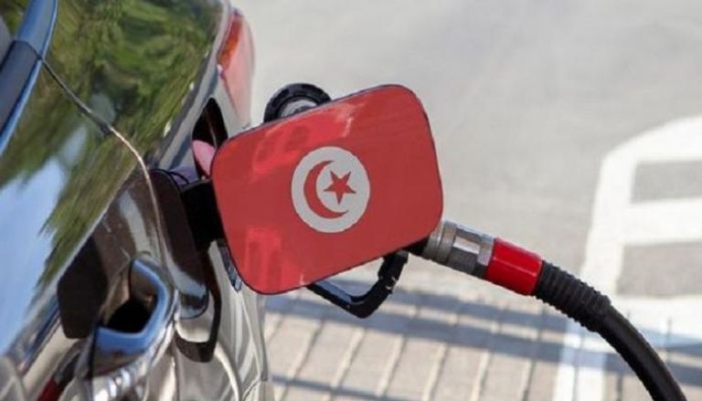 سيارة تتزود بالوقود في تونس