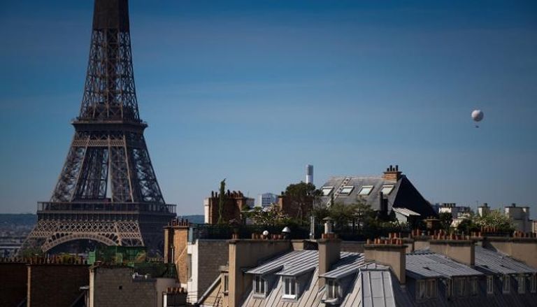 برج إيفل في باريس في اليوم 52 من الإغلاق الصارم