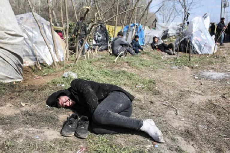 لاجئون يقتربون من المنطقة الحدودية بين تركيا واليونان - الجارديان