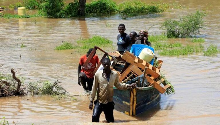 السكان ينقلون أمتعتهم بعد أن غمرت منازلهم في كينيا