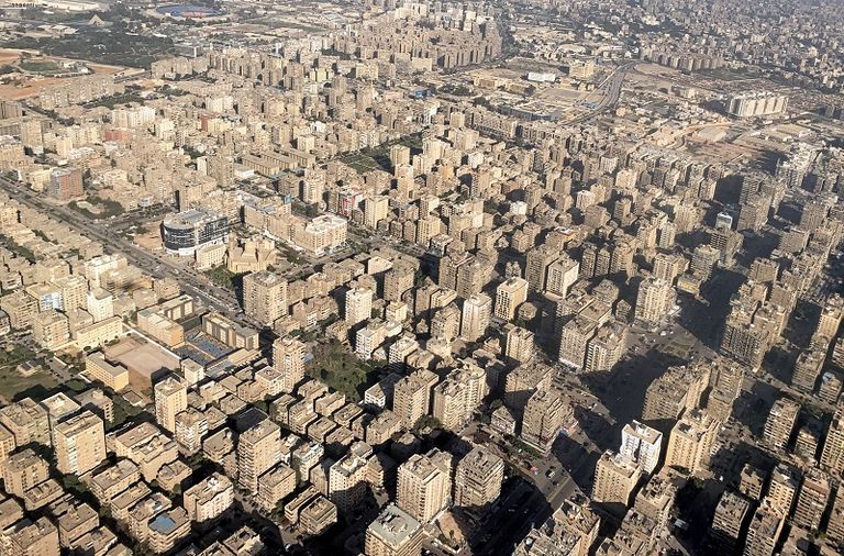 مصرية ترتدي الكمامة للوقاية من فيروس كورونا