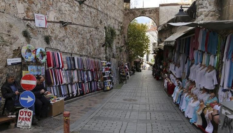 سوق في تركيا يخلو من المارة بسبب حظر التجول