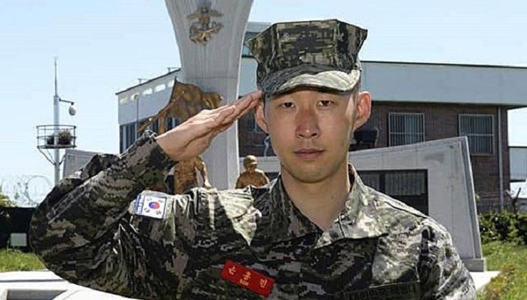 سون هيونج مين ينهي تدريبه العسكري