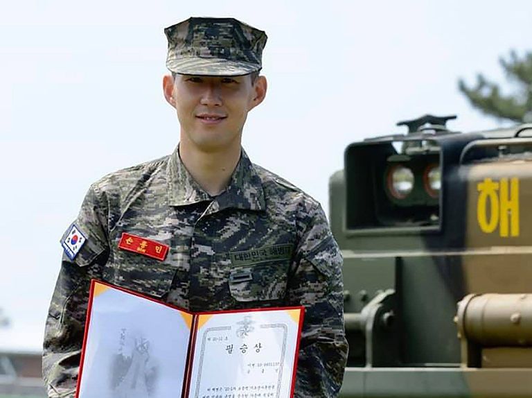 سون هيونج مين ينهي تدريبه العسكري