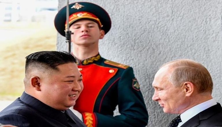  الزعيم كيم جونج والرئيس الروسي فلاديمير بوتين خلال لقاء سابق - أ.ف.ب