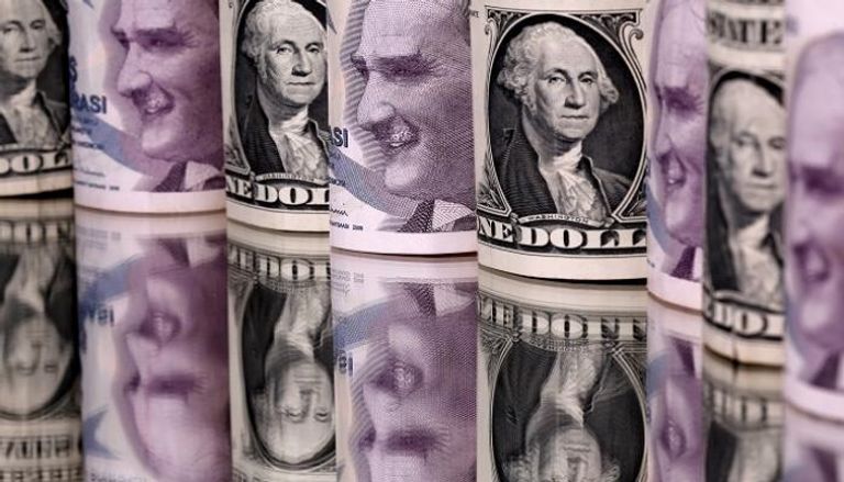 أوراق نقدية من الليرة التركية والدولار الأمريكي
