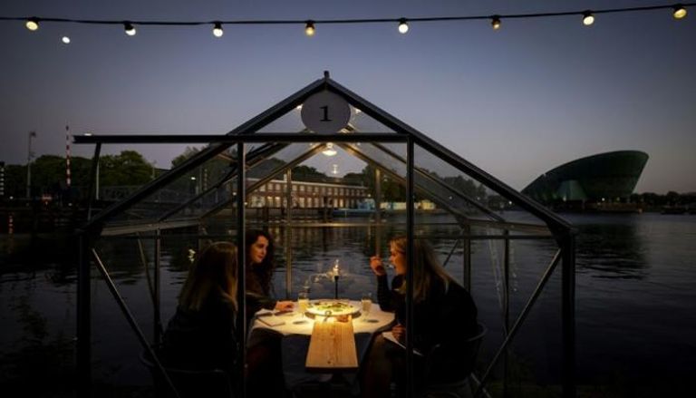 زبائن مطعم داخل خيمة بأمستردام - أ ف ب