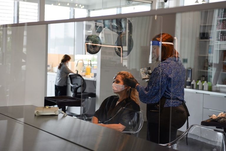 رجل يرتدي كمامة للوقاية من فيروس كورونا