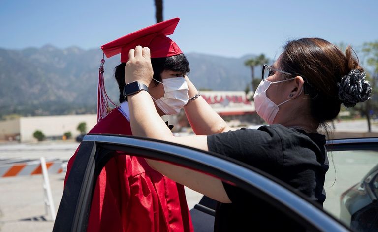 رجل يرتدي كمامة للوقاية من فيروس كورونا