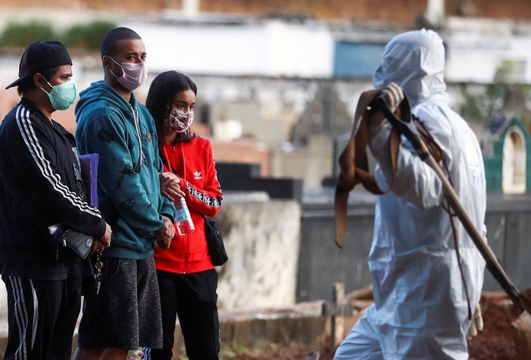 رجل يرتدي كمامة للوقاية من فيروس كورونا