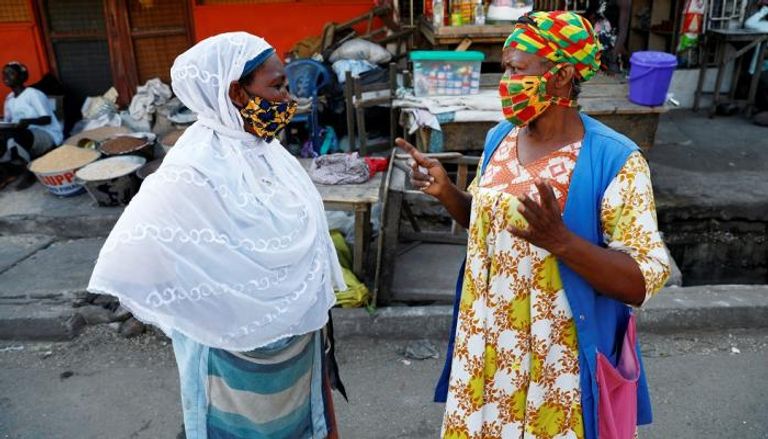 سيدتان ترتديان أقنعة وجه للوقاية من كورونا في غانا