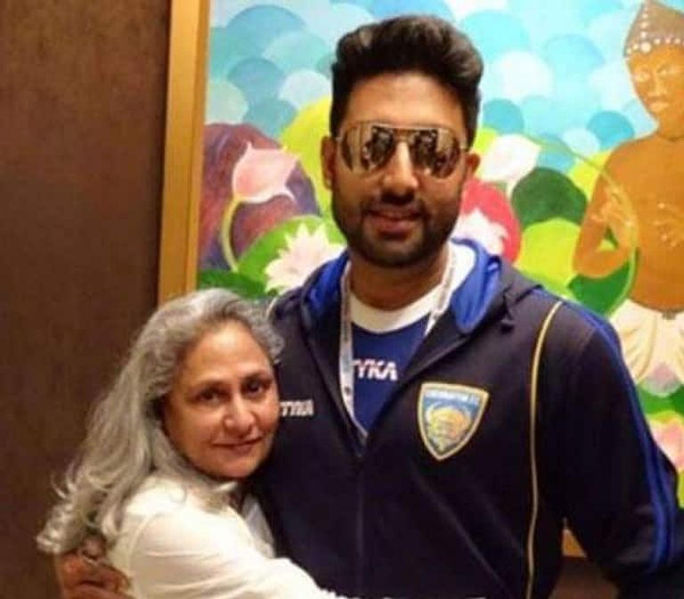 شاهيد كابور وشقيقه إيشان مع والدتهما ناليما عظيم