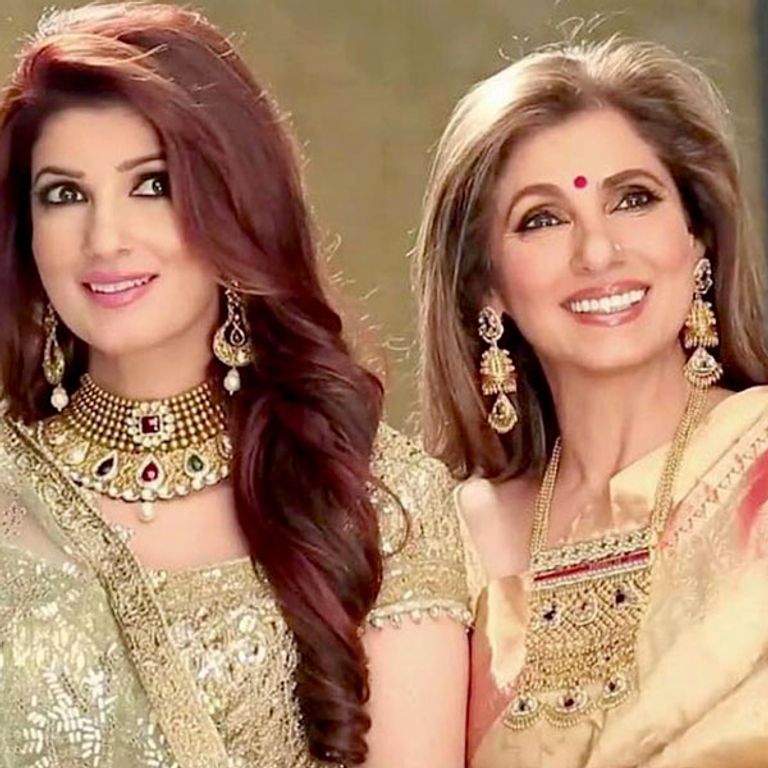 شاهيد كابور وشقيقه إيشان مع والدتهما ناليما عظيم