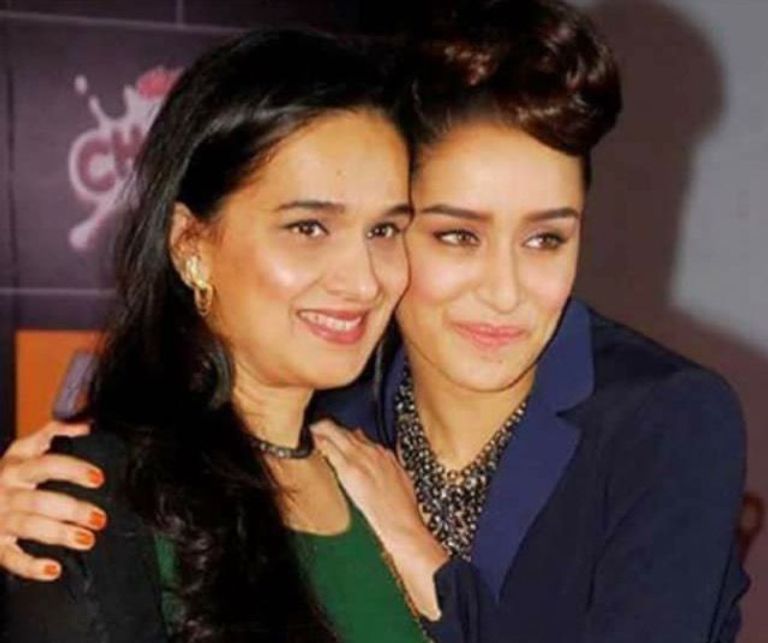 شاهيد كابور وشقيقه إيشان مع والدتهما ناليما عظيم