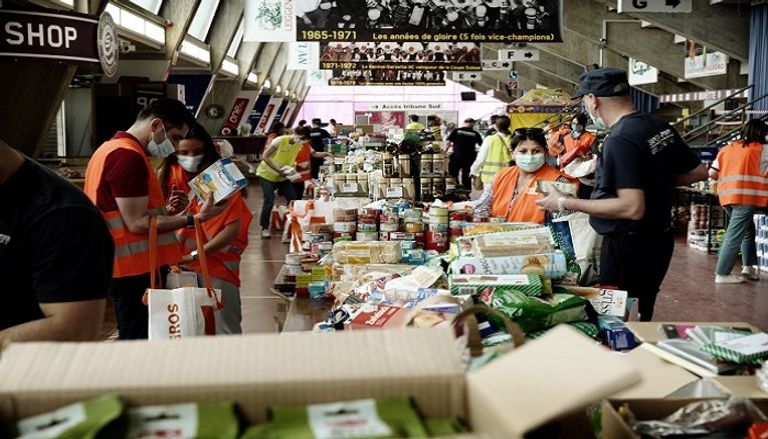 صفوف طويلة في جنيف للحصول على الطعام المجاني