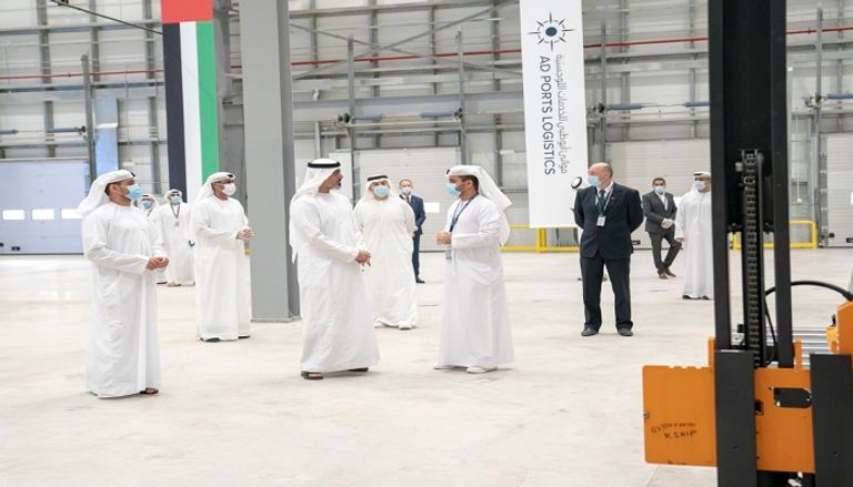  الشيخ خالد بن محمد بن زايد آل نهيان خلال تدشين النافذة