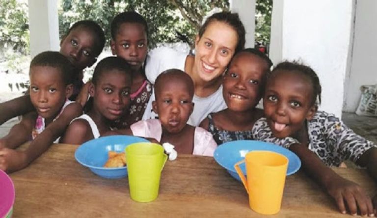 المتطوعة الإيطالية سيفيا رومانو مرتدية الحجاب لدى وصولها لروما