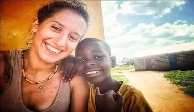 المتطوعة الإيطالية سيفيا رومانو مرتدية الحجاب لدى وصولها لروما