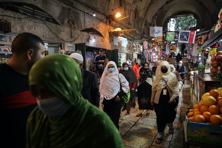 فرق التعقيم ضد كورونا.. الحائط الأول للتصدي للفيروس