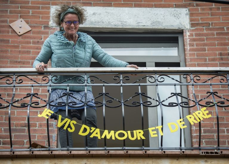 عائلة أمام منزلها في مونتريال