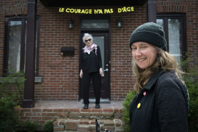 عائلة أمام منزلها في مونتريال