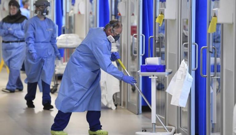عامل بريطاني ينظف وحدة عناية مركزة في مستشفى بلندن