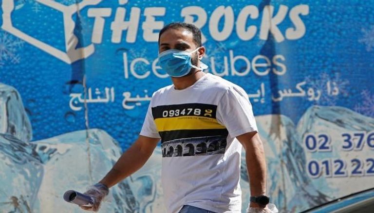 شخص يرتدي كمامة للوقاية من فيروس كورونا في مصر