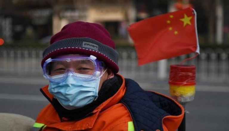 مواطن صيني يرتدي القناع كإجراء لمواجهة كورونا