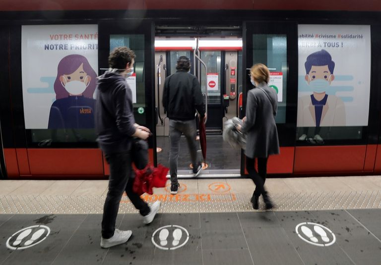 استخدام مصابيح الأشعة فوق البنفسجية في تطهير الحافلات