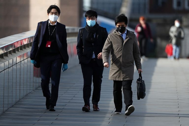 أشخاص يرتدون كمامات للوقاية من كورونا