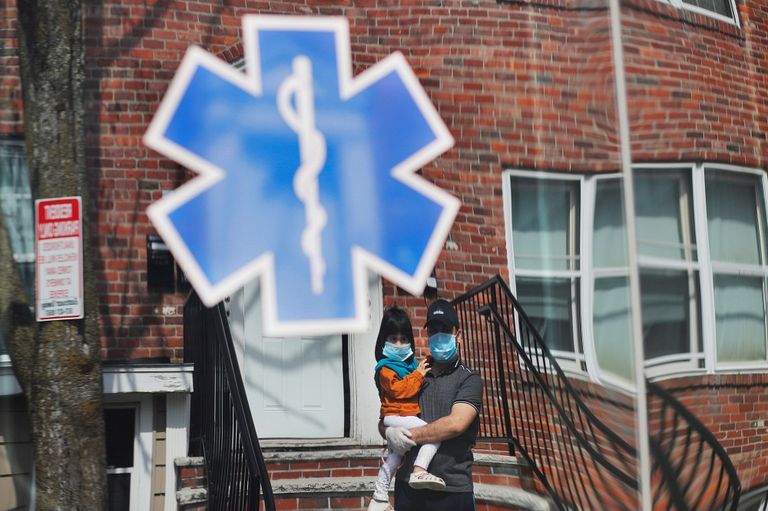 أشخاص يرتدون كمامات للوقاية من كورونا