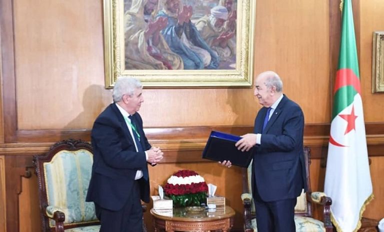 الرئيس الجزائري ورئيس لجنة صياغة الدستور الجديد جانب من الحراك الشعبي المطالب بالتغيير الجذري بالجزائر - أرشيفية