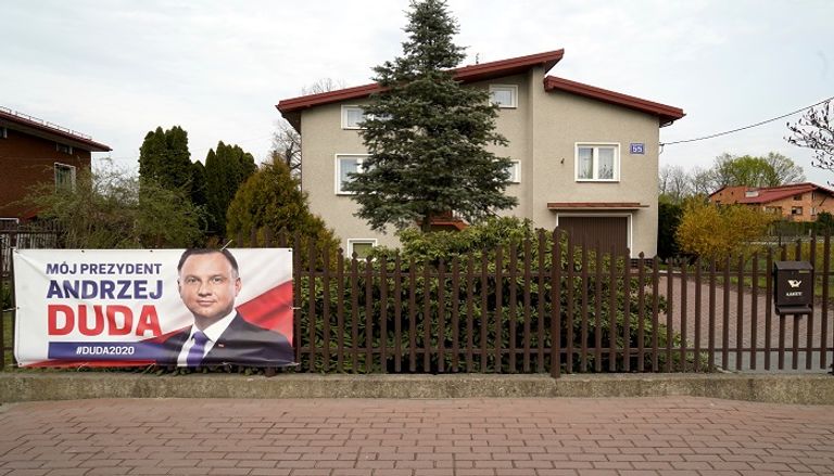 ملصق انتخابي للرئيس البولندي في وارسو – أ.ف.ب الرئيس البولندي أندريه دودا – رويترز