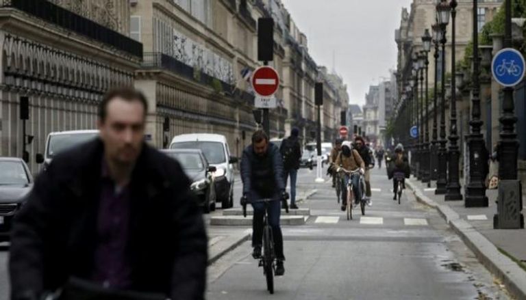 فرنسيون يركبون الدراجات في شوارع باريس بعد تخفيف القيود