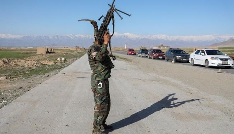 جندي أفغاني عند نقطة تفتيش شمالي كابول