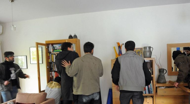 إيرانيون يقتحمون سفارة لندن في طهران - أرشيفية