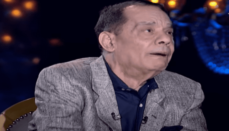 حلمي بكر يبكي أثناء البرنامج