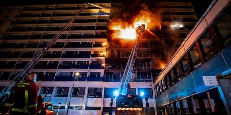 عمال الإطفاء بعد السيطرة على الحريق