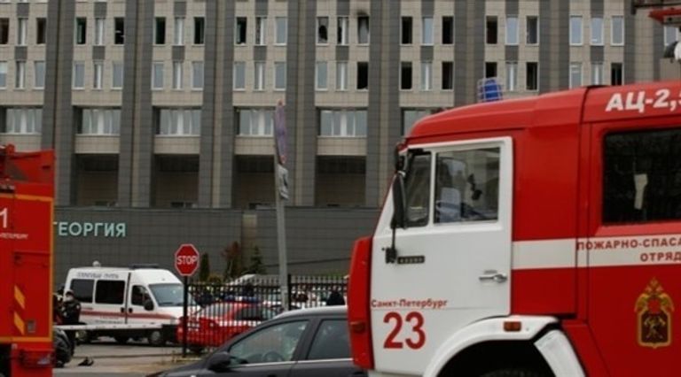 عمال الإطفاء بعد السيطرة على الحريق