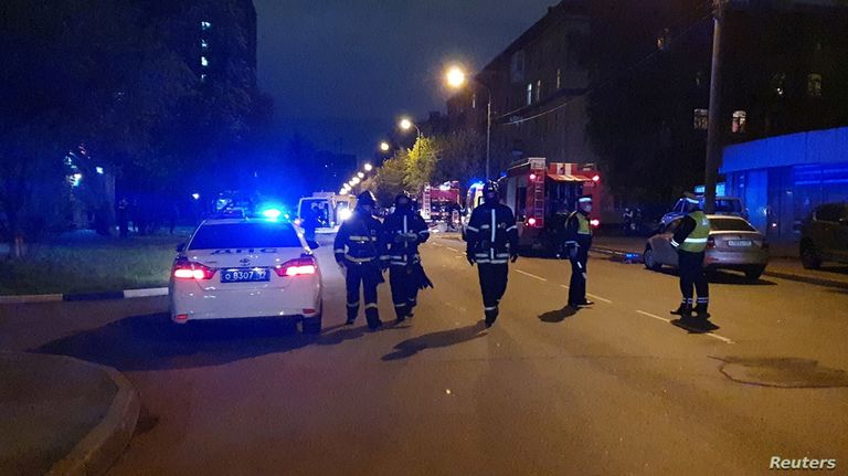 عمال الإطفاء بعد السيطرة على الحريق