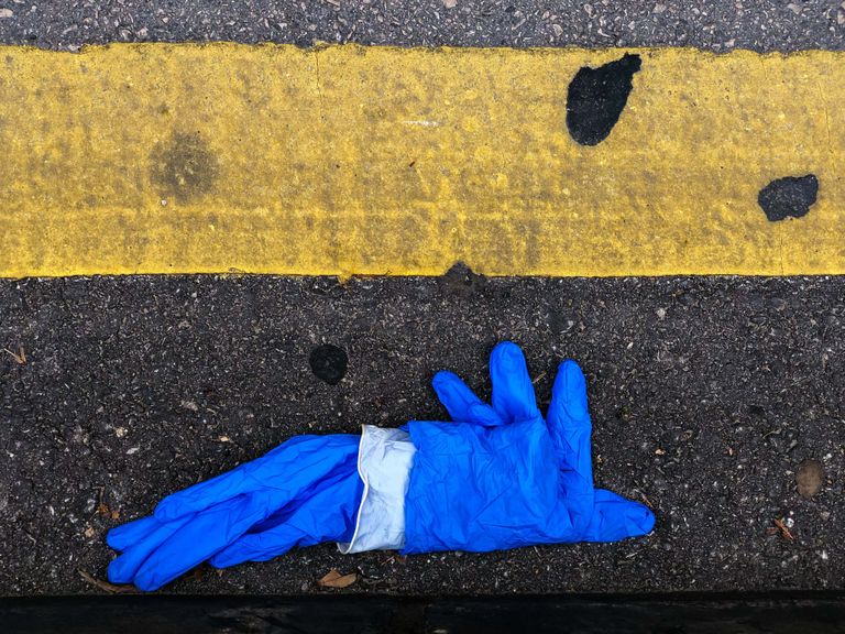 كمامة ملقاة في الشارع