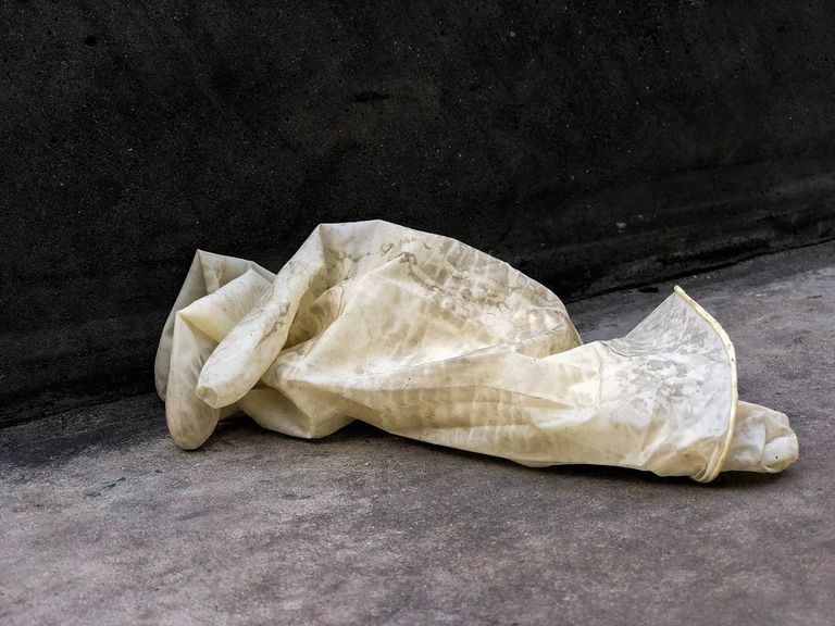 كمامة ملقاة في الشارع