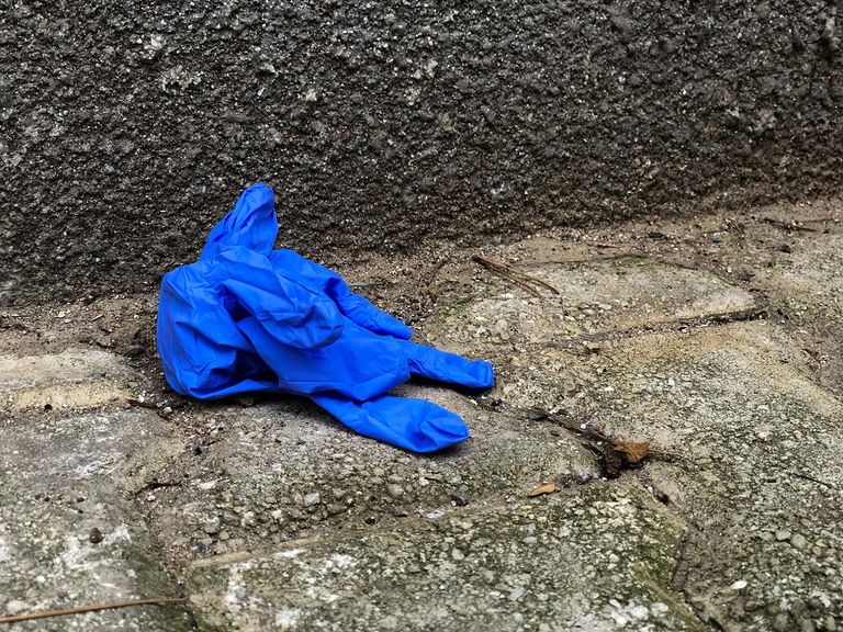 كمامة ملقاة في الشارع