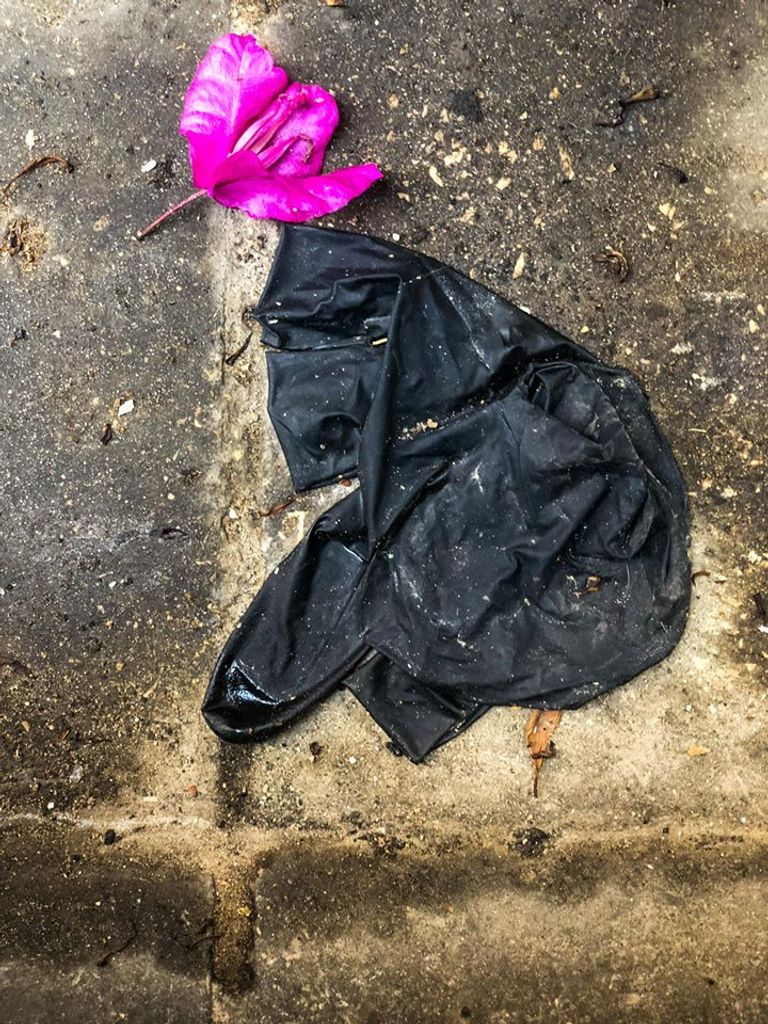 كمامة ملقاة في الشارع